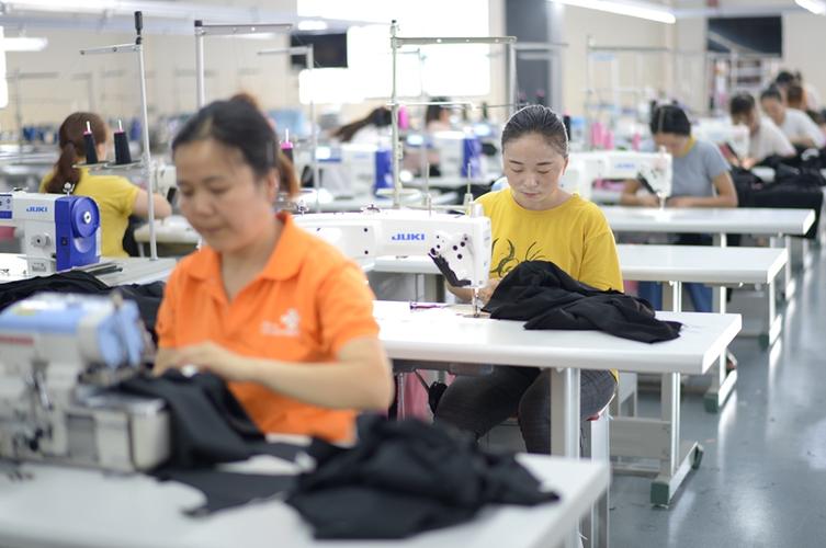 6月14日,工人在天柱县易地扶贫搬迁集中安置点的一家服装生产企业加工