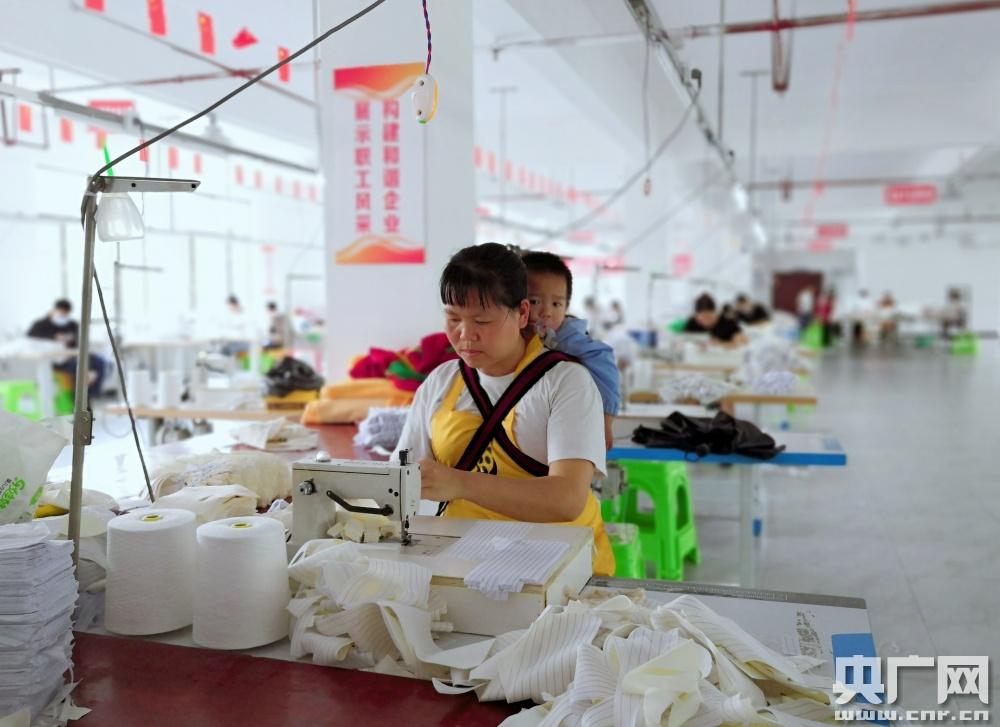 以服装加工厂为例,一天工作8小时的年轻女工月收入约为2000元.