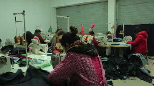 缝纫女工制衣做衣服服装厂服装加工